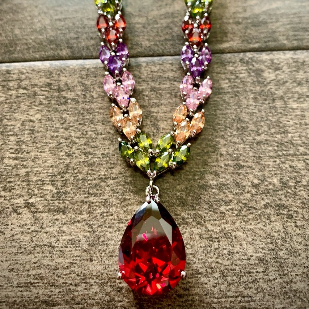 Statement Jewelry Set. - Picture 2 of 3